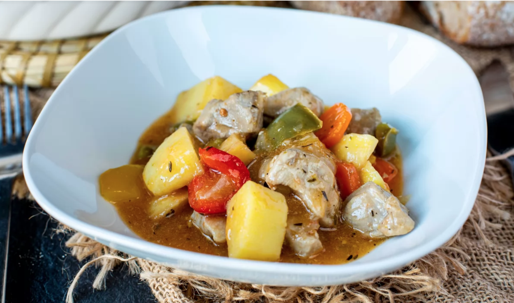 Ensalada de pimientos asados atún y huevo con estofado de cerdo con patatas y verdura